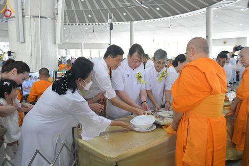 ภาพ No.147760:พิธีถวายภัตตาหารเมนูสวรรค์ ในพรรษาแห่งการเข้าถึงธรรม วันเสาร์ที่ 10 สิงหาคม พ.ศ. 2567 ณ หอฉันคุณยายอาจารย์ฯ วัดพระธรรมกาย