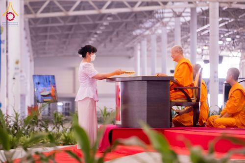 ภาพ No.127081:พิธีมอบใบประกาศเกียรติคุณองค์กรนานาชาติ และหน่วยงานที่ชักชวนคนร่วมโครงการนั่งสมาธิเพื่อสันติภาพโลกมากที่สุด วันอาทิตย์ที่ 1 มีนาคม พ.ศ. 2567 ณ สภาธรรมกายสากล วัดพระธรรมกาย