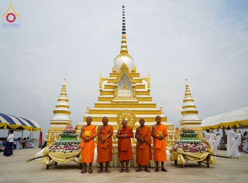 ภาพ No.131458:พิธีอัญเชิญพระบรมสารีริกธาตุ และองค์พระพุทธรัตนกายสิทธิ์ ติดตั้งองค์พระเจดีย์จตุรทิศ ถวายองค์พระเจดีย์ ลานธรรมและกำแพงแก้ว ถวายเป็นพุทธบูชา น้อมถวายบูชาธรรมหลวงพ่ออายุวัฒนมงคล ๘๐ พรรษา วันเสาร์ที่ ๑๖ มีนาคม พ.ศ. ๒๕๖๗ ณ วัดเขาพญาปราบ ต.ตะขบ อ.ปักธงชัย จ.น