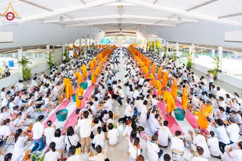 ภาพ No.61269:พิธีตักบาตรฉลองพระใหม่ รุ่นบูชาธรรมโครงการ 1-2 โครงการบรรพชาอุปสมบทหมู่ธรรมทายาท บูชาธรรมหลวงพ่อธัมมชโย 80 ปี ณ โถงช้างสำนักงานใหญ่ วัดพระธรรมกาย วันที่ 20 เมษายน พ.ศ. 2567