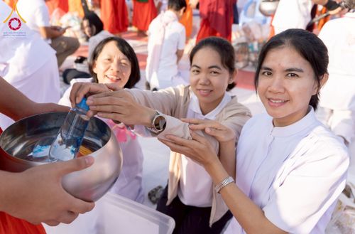 ภาพ No.276926:วันเสาร์ที่ 6 ธันวาคม พ.ศ. 2568 พิธีตักบาตรพระ 1,000 รูป อุทิศถวายพระราชกุศลสมเด็จพระนางเจ้าสิริกิติ์ พระบรมราชินีนาถ พระบรมราชชนนี พันปีหลวง และ ทำบุญเมืองลำปาง ครบรอบ 1,345 ปี ณ ลานพระบรมราชานุสาวรีย์สมเด็จพระนเรศวรมหาราชนครลำปาง อ.เกาะคา จ.ลำปาง