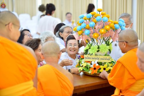 ภาพ No.230087:วันพฤหัสบดีที่ 26 มิถุนายน พ.ศ. 2568 พิธีทอดผ้าป่าฉลองอาคารชุดศูนย์ปฏิบัติธรรมน้ำใสใจสว่าง น้อมบูชาธรรมอายุวัฒนะมงคล 81 ปี หลวงพ่อธัมมชโย ณ ศูนย์ปฏิบัติธรรมน้ำใสใจสว่าง เขตบางกอกน้อย กรุงเทพมหานคร