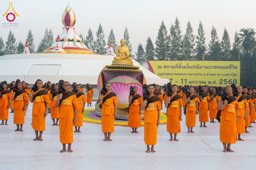 ภาพ No.191698:พระธรรมยาตราปฏิบัติธรรม และถ่ายภาพหมู่ประวัติศาสตร์ ณ อนุสรณ์สถานคลองบางนางแท่น อ.สามพราน จ.นครปฐม ในโครงการธรรมยาตรา กตัญญูบูชา มหาปูชนียาจารย์ พระมงคลเทพมุนี(สด จนฺทสโร) พระผู้ปราบมาร อนุสรณ์สถาน 7 แห่ง ปีที่ 13 วันที่ 8 มกราคม พ.ศ. 2568