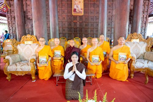ภาพ No.220114:วันพุธที่ 16 เมษายน พ.ศ. 2568 วัดพระธรรมกายถวายมหาสังฆทาน มอบสิ่งของและทุนทรัพย์กว่า 4 ล้านบาท บรรเทาทุกข์ 181 วัดแผ่นดินไหวเมียนมา
