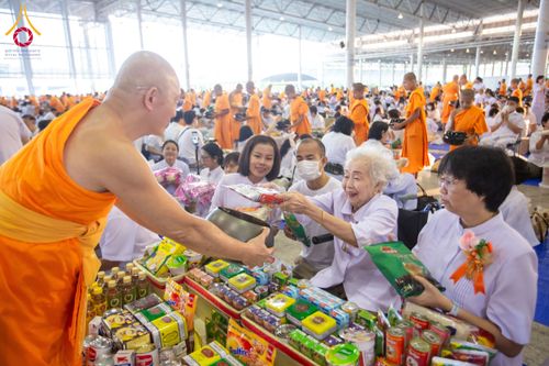 ภาพ No.209343:วันอาทิตย์ที่ 2 มีนาคม พ.ศ. 2568 พิธีตักบาตร ข้าวสารอาหารแห้ง ณ บ้านแก้วเรือนทองคุณยายฯ สภาธรรมกายสากล วัดพระธรรมกาย