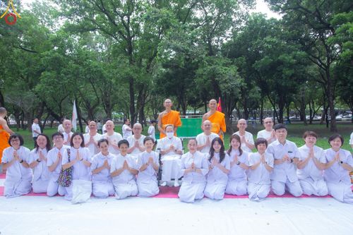 ภาพ No.143891:พิธีตัดปอยผม โครงการอุปสมบทหมู่ พระธรรมทายาทนานาชาติ (ภาษาจีน) รุ่นที่ 19 วันอาทิตย์ที่ 7 กรกฎาคม พ.ศ. 2567 ณ สนามหญ้า หน้าบ้านแก้วอาสาสมัคร วัดพระธรรมกาย