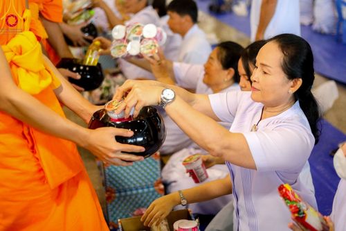 ภาพ No.92123:พิธีตักบาตร ในวันทอดกฐินสามัคคี ประจำปีพุทธศักราช 2566 วันอาทิตย์ต้นเดือนที่ 5 พฤศจิกายน พ.ศ. 2566 ณ สภาธรรมกายสากล วัดพระธรรมกาย จ.ปทุมธานี