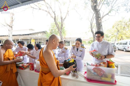ภาพ No.194770:พิธีเจริญพระพุทธมนต์ และทำบุญตักบาตร ถวายพระราชกุศล แด่พระบาทสมเด็จพระเจ้าอยู่หัว เนื่องในโอกาสพระราชพิธีสมมงคล พระชนมายุเท่าพระบาทสมเด็จพระพุทธยอดฟ้าจุฬาโลกมหาราช สมเด็จพระปฐมบรมกษัตริยาธิราชแห่งพระราชวงศ์จักรี พุทธศักราช 2568 วันที่ 14 มกราคม พ.ศ. 2568