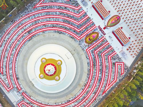 ภาพ No.110255:พิธีตักบาตรพระธรรมยาตราฯ ในโครงการธรรมยาตรากตัญญูบูชา มหาปูชนียาจารย์ พระมงคลเทพมุนี(สด จนฺทสโร) พระผู้ปราบมาร ปีที่ 12 ณ อนุสรณ์สถานลำดับที่ 2 สถานที่ตั้งมโนปณิธานบวชตลอดชีวิต อนุสรณ์สถานบางนางแท่น จ.นครปฐม วันที่ 11 มกราคม พ.ศ. 2567