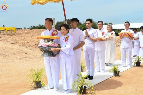 ภาพ No.91410:พิธีทอดผ้าป่ายกยอดดอกบัวสิริปทุมทิพย์  ประดิษฐาน ณ ปทุมเจดีย์  (เจดีย์พระพุทธเจ้า ๕ พระองค์) ณ ศูนย์อบรมเยาวชนจังหวัดปัตตานี 22 ตุลาคม พ.ศ.2566