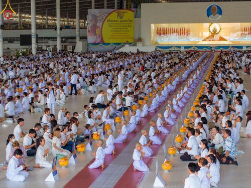 ภาพ No.133918:พิธีขอขมามอบผ้าไตร โครงการบรรพชาสามเณร ศูนย์อบรมวัดพระธรรมกาย ณ วัดพระธรรมกาย วันเสาร์ที่ 6 เมษายน พ.ศ. 2567