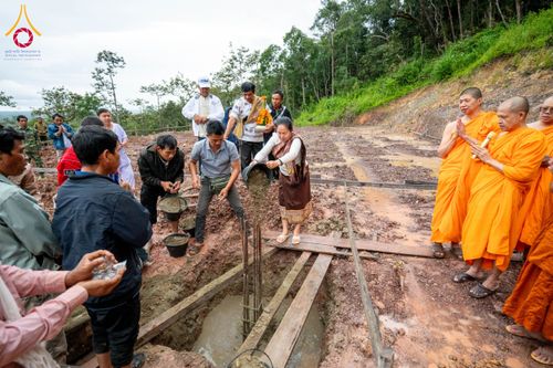 ภาพ No.174461:พิธีตักบาตรพระ,พิธีทอดผ้าป่า พิธีกลั่นแผ่นดินโปรยรัตนชาติ  สร้างพระอุโบสถและเจดีย์ วัดป่าสัมมาทิฏฐิและวัดสิริขันโท แขวงอัตตะปือ สปป. ลาว วันที่ 29 ตุลาคม พ.ศ. 2567