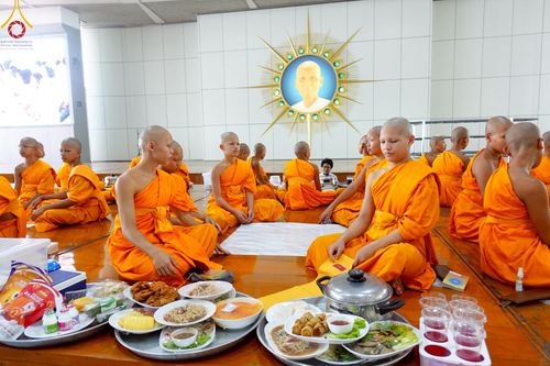 ภาพ No.220709:วันเสาร์ที่ 26 เมษายน พ.ศ.2568 (วันพระ แรม 15 ค่ำ เดือน 5) พิธีถวายภัตตาหารเมนูสวรรค์ "เพื่อการบรรลุธรรม" และ พิธีบุพเปตพลี ครั้งที่ 163 ร่วมอุทิศบุญแด่หมู่ญาติที่ล่วงลับไปแล้ว และสืบทอดอายุพระพุทธศาสนา ณ หอฉันคุณยายอาจารย์ฯ วัดพระธรรมกาย