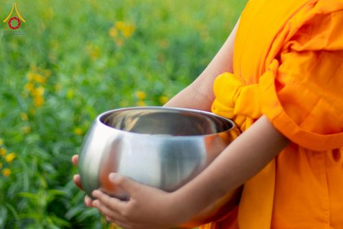 ภาพ No.217948:วันศุกร์ที่ 11 เมษายน พ.ศ. 2568 พระและสามเณร 99 รูป จากศูนย์ปฏิบัติธรรมระยอง(บ้านช่องลม) บิณฑบาต ณ ทุ่งปอเทือง ต.บางบุตร อ.บ้านค่าย จ.ระยอง เพื่อเป็นการฝึกสามเณรภาคฤดูร้อน ผ่านกิจวัตรบิณฑบาตในพื้นที่ชุมชน