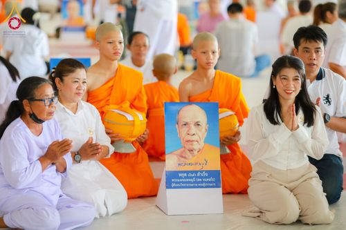 ภาพ No.134989:พิธีถวายบาตรแด่นาคธรรมทายาท ในโครงการบรรพชาสามเณรฟื้นฟูพระพุทธศาสนาทั่วไทย ณ สภาธรรมกายสากล วัดพระธรรมกาย จ.ปทุมธานี วันเสาร์ที่ 6 เมษายน พ.ศ. 2567