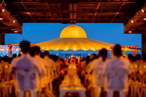 ภาพ No.223973:วันวิสาขบูชา วันอาทิตย์ที่ 11 พฤษภาคม พ.ศ. 2568 พิธีจุดวิสาขประทีป ,  พิธีเวียนประทักษิณรอบพระมหาธรรมกายเจดีย์ , พิธีฉลองชัยสวดมนต์บทธัมมจักกัปปวัตตนสูตร ครบ 7,357,000,000 จบ ณ มหารัตนวิหารคด วัดพระธรรมกาย