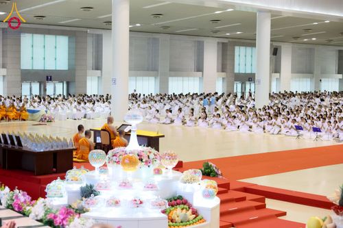 ภาพ No.232030:วันอาทิตย์ที่ 6 กรกฏาคม พ.ศ. 2568 พิธีตักบาตร ข้าวสารอาหารแห้ง  พิธีบูชาข้าวพระ สัมมนาพิเศษราชเหล็ก ณ สภาธรรมกายสากล วัดพระธรรมกาย