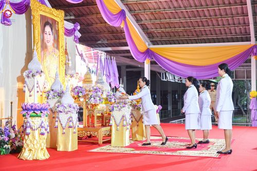 ภาพ No.138973:กิจกรรมเฉลิมพระเกียรติ สมเด็จพระนางเจ้าฯ พระบรมราชินี เนื่องในโอกาสวันเฉลิมพระชนมพรรษา พิธีเจริญพระพุทธมนต์ , ทำบุญตักบาตรพระสงฆ์ ถวายพระราชกุศล , พิธีถวายเครื่องราชสักการะ , และพิธีจุดเทียนถวายพระพรชัยมงคล วันที่ 3 มิถุนายน พ.ศ. 2567 ณ อาคารโถงช้าง วัดพ