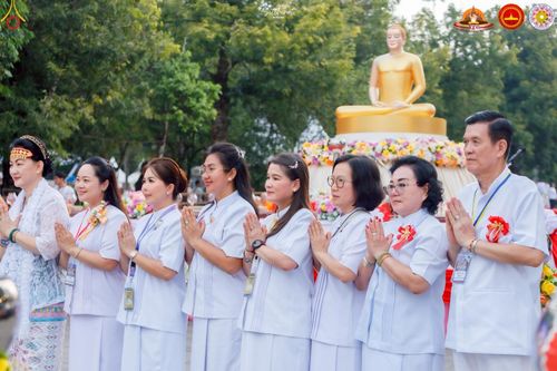 ภาพ No.224489:วันจันทร์ที่ 12 พฤษภาคม พ.ศ. 2568  ชาวพุทธในอินโดนีเซีย ร่วมฉลองวิสาขบูชาจุดประทีปกว่า 200,000 ดวง ณ พระมหาเจดีย์บรมพุทโธ  เจริญพุทธมนต์ถวาย “พระวชิรเกล้าเจ้าอยู่หัว”