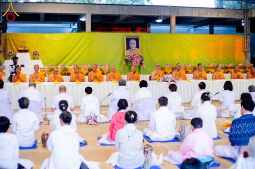 ภาพ No.193729:สาธุชนถวายภัตตาหารเป็นสังฆทาน แด่พระธรรมยาตรา ณ อนุสรณ์สถานมหาวิหารพระมงคลเทพมุนี (โลตัสแลนด์) อ.สองพี่น้อง จ.สุพรรณบุรี ในโครงการธรรมยาตรา กตัญญูบูชา มหาปูชนียาจารย์ พระมงคลเทพมุนี(สด จนฺทสโร) พระผู้ปราบมาร ปีที่ 13 วันที่ 12 มกราคม พ.ศ.2568