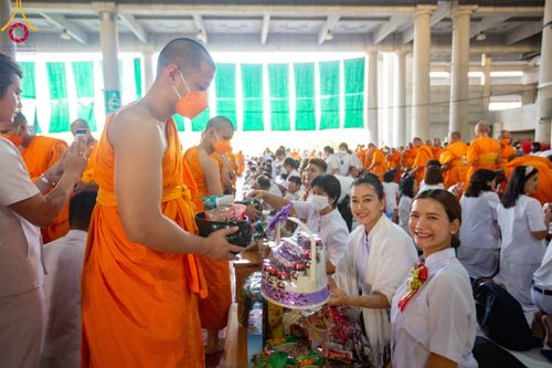 ภาพ No.115483:พิธีตักบาตรฉลองพระใหม่ ในโครงการอุปสมบทหมู่บูชาธรรม 115 ปี คุณยายอาจารย์มหารัตนอุบาสิกาจันทร์ ขนนกยูง วันที่ 19  มกราคม พ.ศ. 2567 ณ มหารัตนวิหารคด วัดพระธรรมกาย
