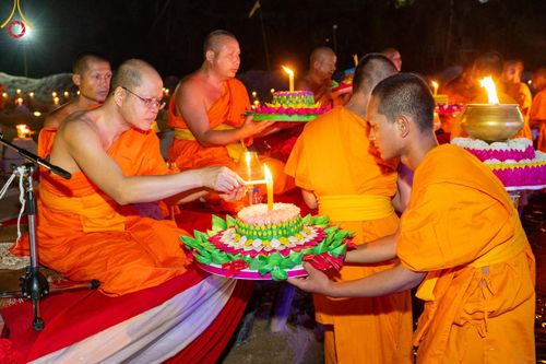 ภาพ No.138651:Photo Story  มหัศจรรย์วัดดงดินแดง Episode 6 พระภิกษุ-สามเณร ในโครงการบรรพชาอุปสมบทหมู่  กว่า 500 รูป และศีลจาริณีกว่า 300 คน ร่วมกันก่อพระเจดีย์ทราย 20,000 องค์ และจุดประทีป  บูชาธรรม 80 ปี หลวงพ่อธมฺมชโย กลางลำน้ำแม่ตื่น