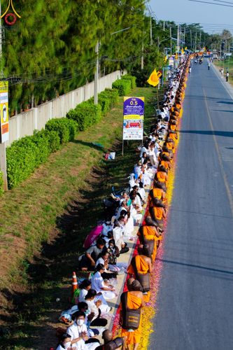 ภาพ No.110401:พิธีต้อนรับพระธรรมยาตรา ในโครงการธรรมยาตรากตัญญูบูชา มหาปูชนียาจารย์ พระมงคลเทพมุนี(สด จนฺทสโร) พระผู้ปราบมาร อนุสรณ์สถาน 7 แห่ง ปีที่ 12 วันที่ 11 มกราคม พ.ศ. 2567 ณ อนุสรณ์สถานลำดับที่ 3 สถานที่เกิดใหม่ในเพศสมณะ วัดสองพี่น้อง จ.สุพรรณบุรี