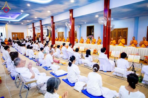 ภาพ No.196369:พิธีถวายภัตตาหารเป็นสังฆทาน แด่พระธรรมยาตรา ณ วัดโบสถ์(บน) ตำบลบางคูเวียง อำเภอบางกรวย จังหวัดนนทบุรี ในโครงการธรรมยาตรา กตัญญูบูชา มหาปูชนียาจารย์ พระมงคลเทพมุนี(สด จนฺทสโร) พระผู้ปราบมาร อนุสรณ์สถาน 7 แห่ง ปีที่ 13 วันที่ 17 มกราคม พ.ศ. 2568