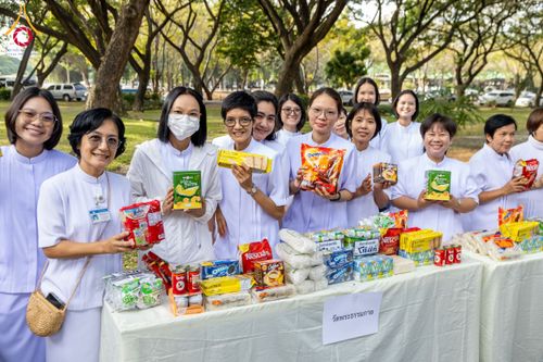 ภาพ No.179608:พิธีเจริญพระพุทธมนต์ พิธีทำบุญตักบาตรถวายพระราชกุศล และพิธีวางพานพุ่มดอกไม้ถวายราชสักการะ  แด่พระบาทสมเด็จพระบรมชนกาธิเบศร มหาภูมิพลอดุลยเดชมหาราช บรมนาถบพิตร เนื่องในวันคล้ายวันพระบรมราชสมภพ วันชาติ และวันพ่อแห่งชาติ วันพฤหัสบดีที่ 5 ธันวาคม พ.ศ. 2567 ณ