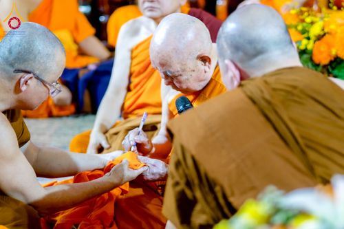 ภาพ No.274122:วันที่ 23 พฤศจิกายน พ.ศ. 2568 ประธานมูลนิธิธรรมกาย ถวายปัจจัยสมทบกฐินแด่ วัดเทียนเวียนเฟื้อกเซิน ศูนย์วิปัสสนาที่มีชื่อเสียง มากกว่า 50 ปีในเวียดนาม