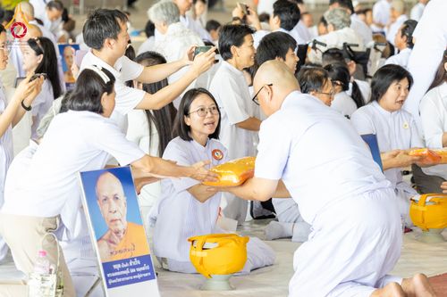 ภาพ No.321325:วันเสาร์ที่ 11 เมษายน พ.ศ.2569 พิธีขอขมาและมอบผ้าไตร โครงการอุปสมบทหมู่ บูชาธรรมหลวงพ่อธัมมชโย พ.ศ.2569 โครงการอุปสมบทหมู่ธรรมทายาท ระดับอุดมศึกษา รุ่น 53 (ภาคฤดูร้อน) ณ วัดพระธรรมกาย ปทุมธานี