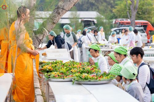 ภาพ No.190477:สาธุชนถวายภัตตาหารเป็นสังฆทาน แด่พระธรรมยาตรา ณ อนุสรณ์สถานมหาวิหารพระมงคลเทพมุนี (โลตัสแลนด์) อ.สองพี่น้อง จ.สุพรรณบุรี ในโครงการธรรมยาตรา กตัญญูบูชา มหาปูชนียาจารย์ พระมงคลเทพมุนี(สด จนฺทสโร) พระผู้ปราบมาร แห่ง ปีที่ 13 วันที่ 7 มกราคม พ.ศ.2568
