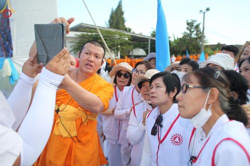 ภาพ No.202979:V.51 สารพัดV สารพัดดี ที่คลองบางนางแท่น ในโครงการธรรมยาตรา กตัญญูบูชา มหาปูชนียาจารย์ พระมงคลเทพมุนี(สด จนฺทสโร) พระผู้ปราบมาร อนุสรณ์สถาน 7 แห่ง ปีที่ 13 ระหว่างวันที่ 2-31 มกราคม พ.ศ. 2568