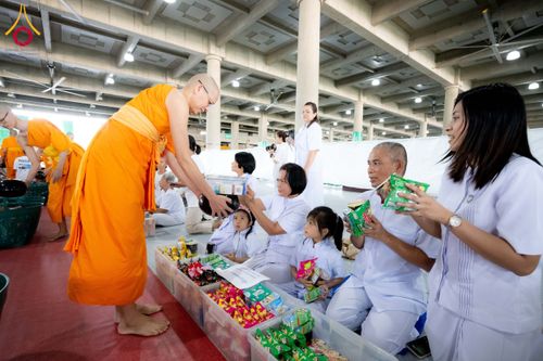 ภาพ No.145671:พิธีตักบาตรโครงการบรรพชาสามเณร โรงเรียนนานาชาติ รุ่นที่ 13 ณ มหารัตนวิหารคด 9 วัดพระธรรมกาย วันเสาร์ที่ 20 กรกฎาคม พ.ศ. 2567