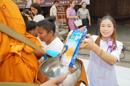 ภาพ No.135406:โครงการตักบาตรข้าวสารอาหารแห้งพระภิกษุสามเณร ๑,๐๐๐ รูป วันอังคารที่ ๙ เมษายน พ.ศ.๒๕๖๗ ณ ถนนหน้าที่ว่าการอำเภอคลองขลุง (เส้นเลียบแม่น้ำปิง) ตำบลคลองขลุง อำเภอคลองขลุง จังหวัดกำแพงเพชร