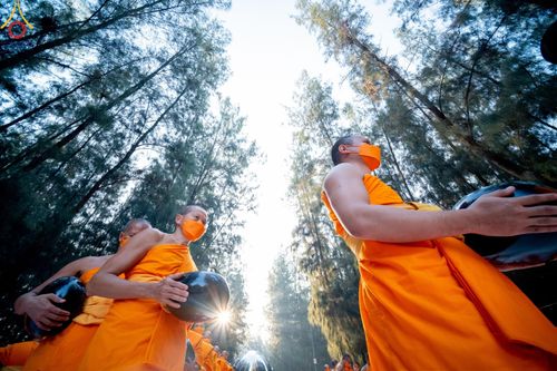 ภาพ No.107547:พิธีตักบาตรพระธรรมยาตราฯ ในโครงการธรรมยาตรากตัญญูบูชา มหาปูชนียาจารย์ พระมงคลเทพมุนี(สด จนฺทสโร) พระผู้ปราบมาร ปีที่ 12 ณ อนุสรณ์สถานมหาวิหารพระมงคลเทพมุนี อ.สองพี่น้อง จ.สุพรรณบุรี วันที่ 7 มกราคม พ.ศ. 2567
