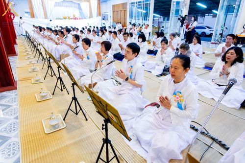 ภาพ No.196928:พิธีถวายภัตตาหารเป็นสังฆทาน แด่พระธรรมยาตรา ณ วัดโบสถ์(บน) ตำบลบางคูเวียง อำเภอบางกรวย จังหวัดนนทบุรี ในโครงการธรรมยาตรา กตัญญูบูชา มหาปูชนียาจารย์ พระมงคลเทพมุนี(สด จนฺทสโร) พระผู้ปราบมาร อนุสรณ์สถาน 7 แห่ง ปีที่ 13 วันที่ 18 มกราคม พ.ศ. 2568