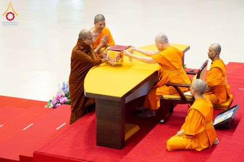 ภาพ No.209651:วันอาทิตย์ที่ 2 มีนาคม พ.ศ. 2568 พิธีภาคบ่าย สัมมนาพิเศษ, ปฏิบัติธรรม พิธีรับมอบพระบรมสารีริกธาตุ ณ สภาธรรมกายสากล วัดพระธรรมกาย