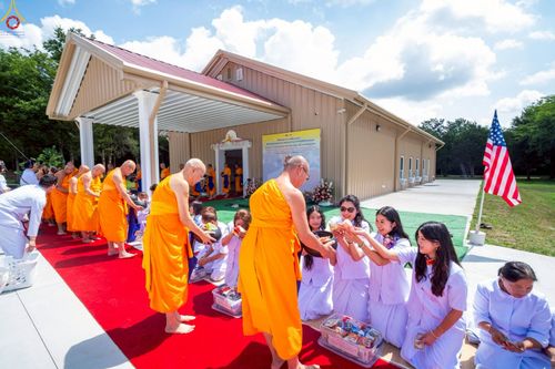 ภาพ No.234611:วันอาทิตย์ที่ 20 กรกฎาคม  พ.ศ.2568 พิธีทอดผ้าป่าภาคพื้นอเมริกา พิธีเจริญพระพุทธมนต์ ฉลองอาคารแก้วธรรมชัยรัตนอนันต์ วัดพระธรรมกายเทนเนสซี ประเทศสหรัฐอเมริกา