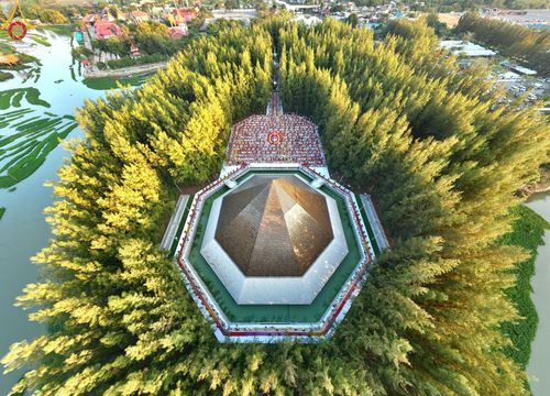 ภาพ No.188771:พิธีต้อนรับพระธรรมยาตรา ในโครงการธรรมยาตรา กตัญญูบูชา มหาปูชนียาจารย์ พระมงคลเทพมุนี(สด จนฺทสโร) พระผู้ปราบมาร อนุสรณ์สถาน 7 แห่ง ปีที่ 13 วันที่ 3 มกราคม พ.ศ. 2568 ณ อนุสรณ์สถานมหาวิหารพระมงคลเทพมุนี (โลตัสแลนด์) อ.สองพี่น้อง จ.สุพรรณบุรี