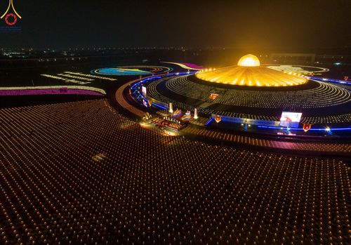 ภาพ No.122231:พิธีจุดประทีปถวายเป็นพุทธบูชา และบูชาธรรมมหาปูชนียาจารย์ พระมงคลเทพมุนี(สด จนฺทสโร) ในโครงการธรรมยาตรา กตัญญูบูชา มหาปูชนียาจารย์ พระมงคลเทพมุนี(สด จนฺทสโร) พระผู้ปราบมาร อนุสรณ์สถาน 7 แห่ง ปีที่ 12 วันที่ 31 มกราคม พ.ศ. 2567 ณ วัดพระธรรมกาย จ.ปทุมธานี (