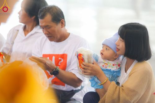 ภาพ No.99656:พิธีตักบาตรวันอาทิตย์ต้นเดือน ณ สภาธรรมกายสากล วัดพระธรรมกาย จ.ปทุมธานี วันอาทิตย์ที่ 3 ธันวาคม พ.ศ. 2566