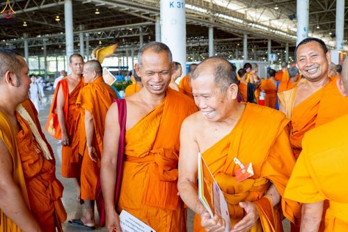 ภาพ No.235945:วันที่ 3 สิงหาคม พ.ศ. 2568 ภาพบรรยากาศ การต้อนรับปฎิสันถาร ของคณะสงฆ์ ในวันสมาธิโลก พิธีถวายมหาสังฆทาน 2,000 กว่าวัด ณ วัดพระธรรมกาย