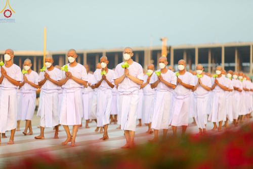 ภาพ No.101433:พิธีเวียนประทักษิณ, พิธีวันทาเจดีย์, พิธีขอขมาและมอบผ้าไตร ในโครงการอุปสมบทหมู่ รุ่นบูชาธรรมมหาปูชนียาจารย์ ณ วัดพระธรรมกาย ในวันที่ 9 ธันวาคม พ.ศ. 2566