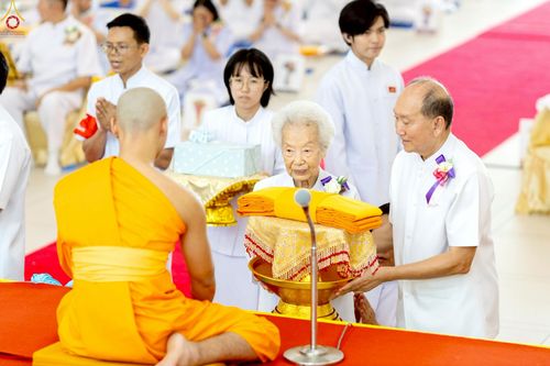 ภาพ No.227711:วันเสาร์ที่ 31 พฤษภาคม พ.ศ.2568 พิธีถวายผ้าไตรแด่สามเณรผู้เข้ารับการอุปสมบท , พิธีอุปสมบทสามเณรเตรียม DCI วัดพระธรรมกาย จ.ปทุมธานี