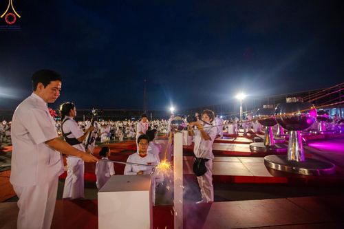 ภาพ No.160594:พิธีจุดประทีป 20,000 ดวง บูชาพระมหาธรรมกายเจดีย์ และบูชาพระมงคลเทพมุนี (สด จนฺทสโร) พระผู้ปราบมาร ณ ลานธรรม พระมหาธรรมกายเจดีย์ วัดพระธรรมกาย จ.ปทุมธานี วันที่ 10 ตุลาคม พ.ศ. 2567