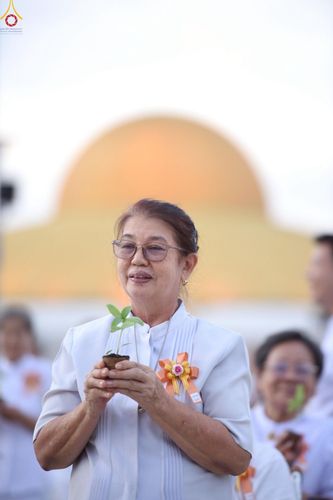 ภาพ No.252904:วันที่ 10 ตุลาคม พ.ศ. 2568 พิธีปลูกต้นทรัพย์บานชื่น ณ ลานธรรม วัดพระธรรมกาย