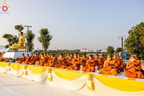 ภาพ No.101830:ตักบาตรพระ 10,000 รูป เติมบุญให้แผ่นดิน เนื่องในโอกาส 192 ปี จังหวัดกาญจนบุรี หนึ่งในโครงการตักบาตรพระ 2,000,000 รูป  77 จังหวัดทุกวัดทั่วไทย วันจันทร์ที่ 11 ธันวาคม พ.ศ. 2566 บริเวณถนนสองแคว (SKY WALK) เมืองกาญจนบุรี