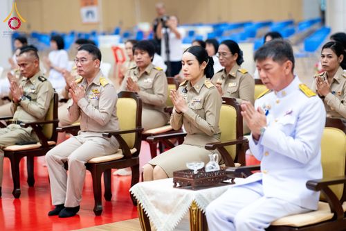ภาพ No.208796:พระบาทสมเด็จพระเจ้าอยู่หัวทรงพระกรุณาโปรดเกล้าฯ พระราชทานภัตตาหารพระราชทาน แด่พระภิกษุ สามเณร ในการสอบบาลีสนามหลวง ณ วัดพระธรรมกาย วันที่ 22 กุมภาพันธ์ พ.ศ. 2568 ณ วัดพระธรรมกาย อำเภอคลองหลวง จังหวัดปทุมธานี
