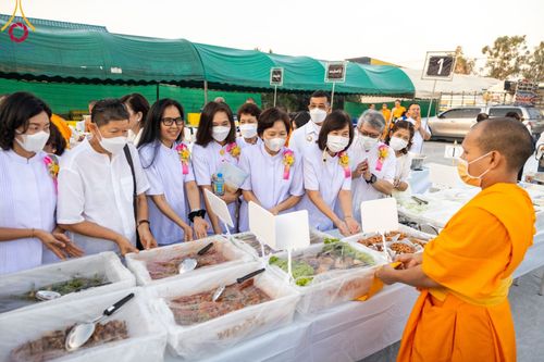 ภาพ No.108100:พิธีถวายภัตตาหารเป็นสังฆทาน แด่คณะพระธรรมยาตราฯ ในโครงการธรรมยาตรากตัญญูบูชา มหาปูชนียาจารย์ พระมงคลเทพมุนี(สด จนฺทสโร) พระผู้ปราบมาร อนุสรณ์สถาน 7 แห่ง ปีที่ 12 วันที่ 8 มกราคม พ.ศ. 2567 ณ อนุสรณ์สถานมหาวิหารพระมงคลเทพมุนี (โลตัสแลนด์) อ.สองพี่น้อง จ.สุ